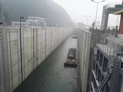 新年第一闸 宏通集团物资顺利过闸，建德港区迎来2017年首批航运作业